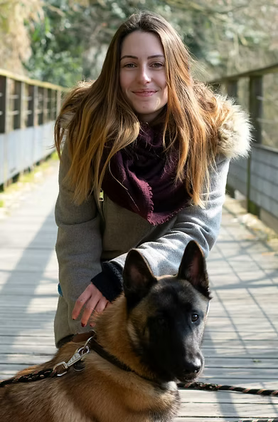 Educateur comportementaliste canin avec son chien